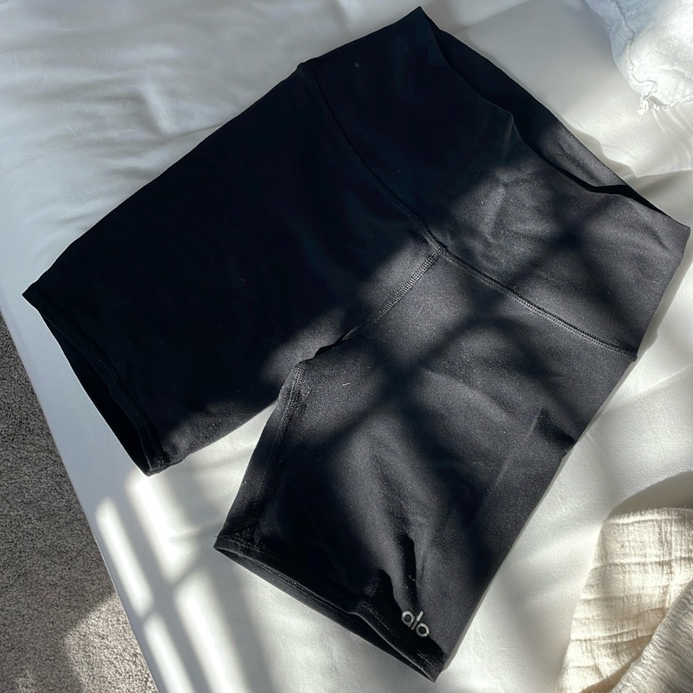Alo 7" High-Waist Biker Short, size small